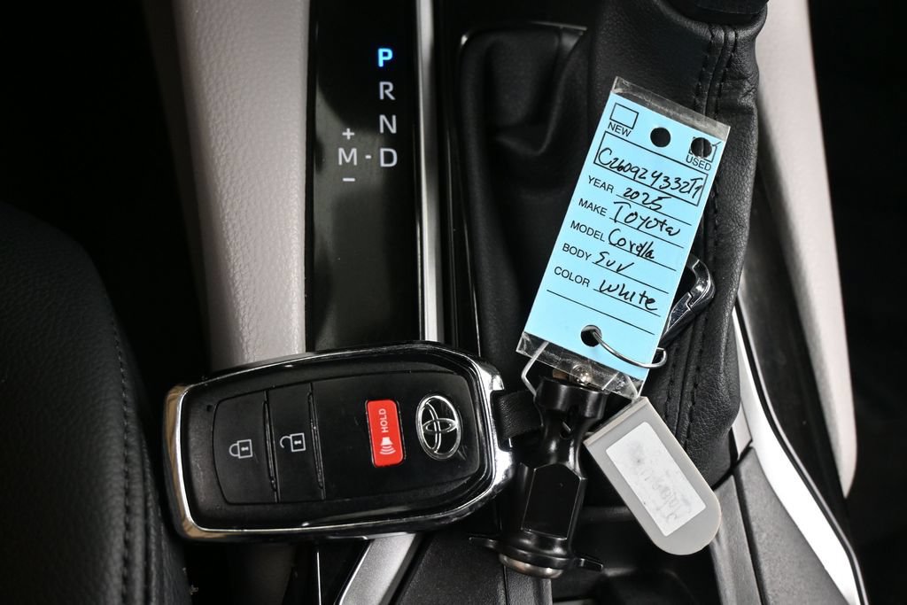 Used 2025 Toyota Corolla Cross LE FWD image 23
