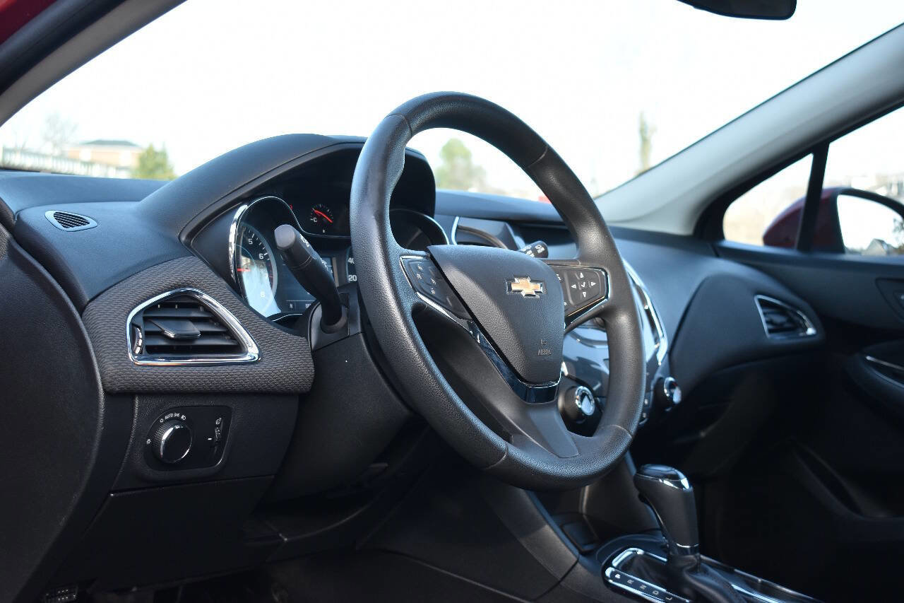 Used 2017 Chevrolet Cruze LT FWD image 18