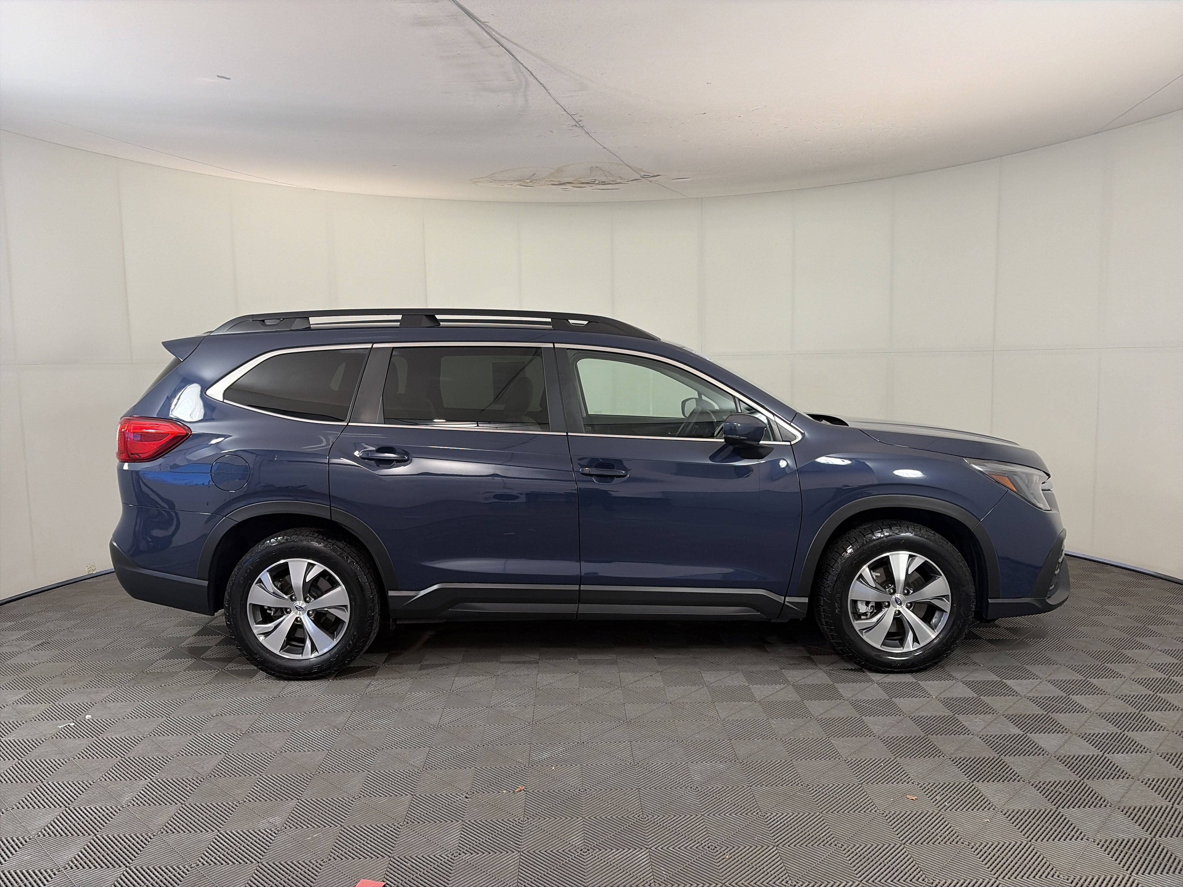 Used 2024 Subaru Ascent Premium w/ Convenience Package image 4