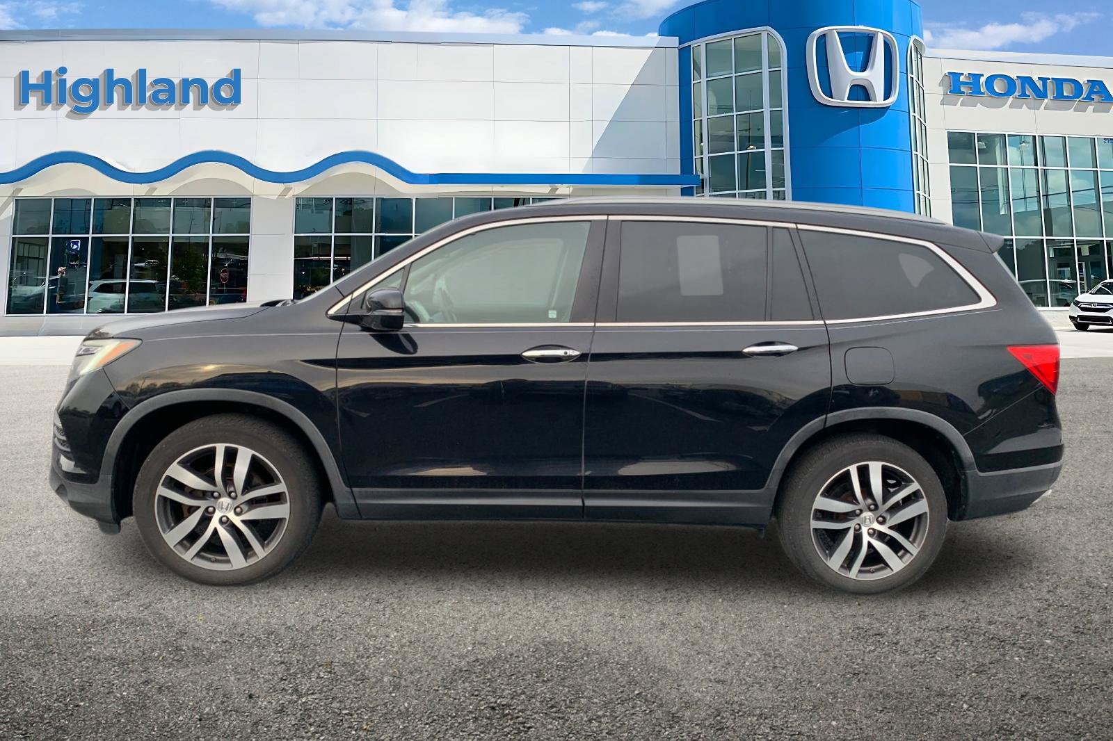 Used 2016 Honda Pilot Elite image 2