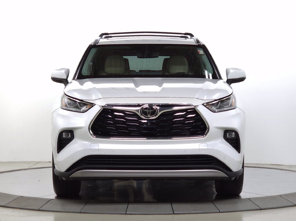 Used 2022 Toyota Highlander Platinum FWD image 2