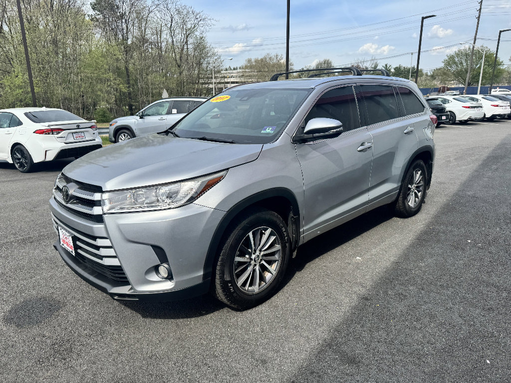 Used 2017 Toyota Highlander XLE w/ Carpet Mat Package AWD/4WD image 2
