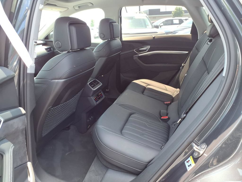 Used 2019 Audi e-tron Prestige w/ Prestige Package AWD/4WD image 19