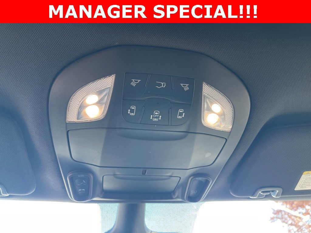 Used 2025 Chrysler Pacifica Limited image 34