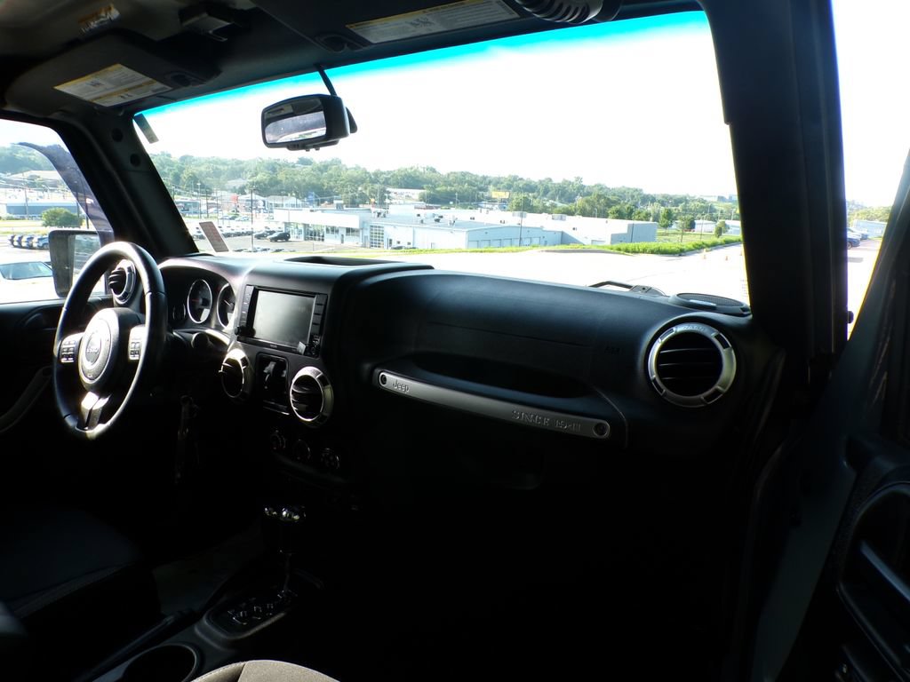 Used 2015 Jeep Wrangler Unlimited Sahara w/ Connectivity Group AWD/4WD image 14
