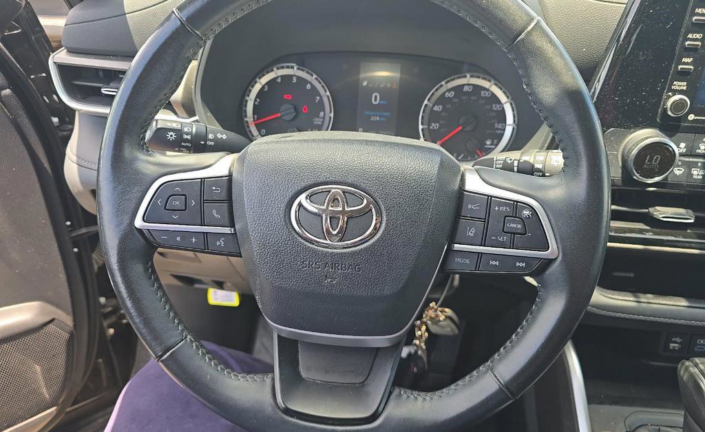 Used 2022 Toyota Highlander LE AWD/4WD image 14