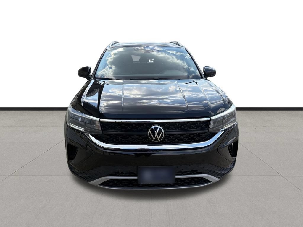 Used 2024 Volkswagen Taos SE FWD image 2