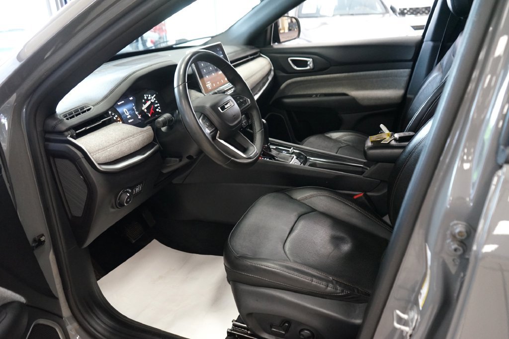 Used 2023 Jeep Compass Latitude AWD/4WD image 25