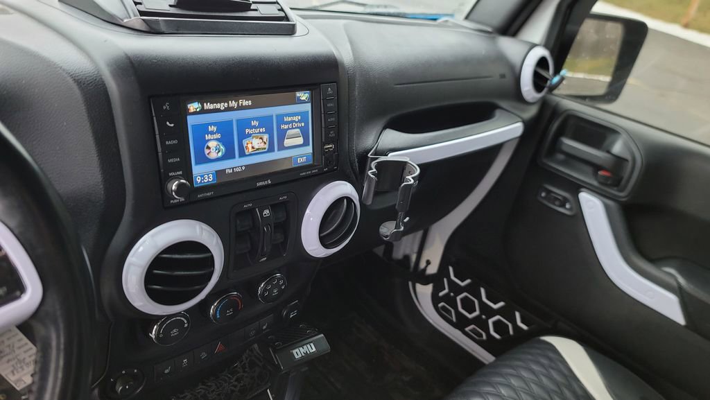 Used 2015 Jeep Wrangler Unlimited Sahara image 21