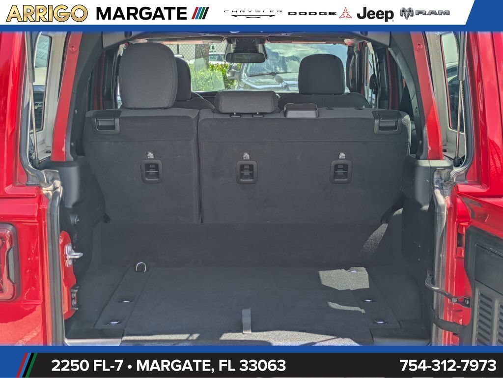 Used 2025 Jeep Wrangler Unlimited Sahara AWD/4WD image 13