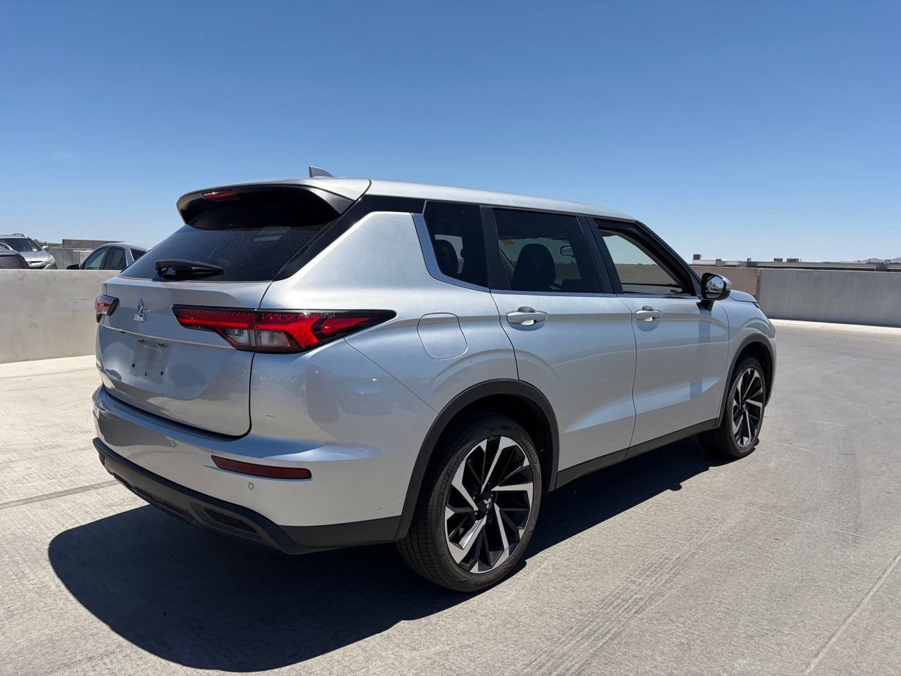 Used 2022 Mitsubishi Outlander ES FWD image 2