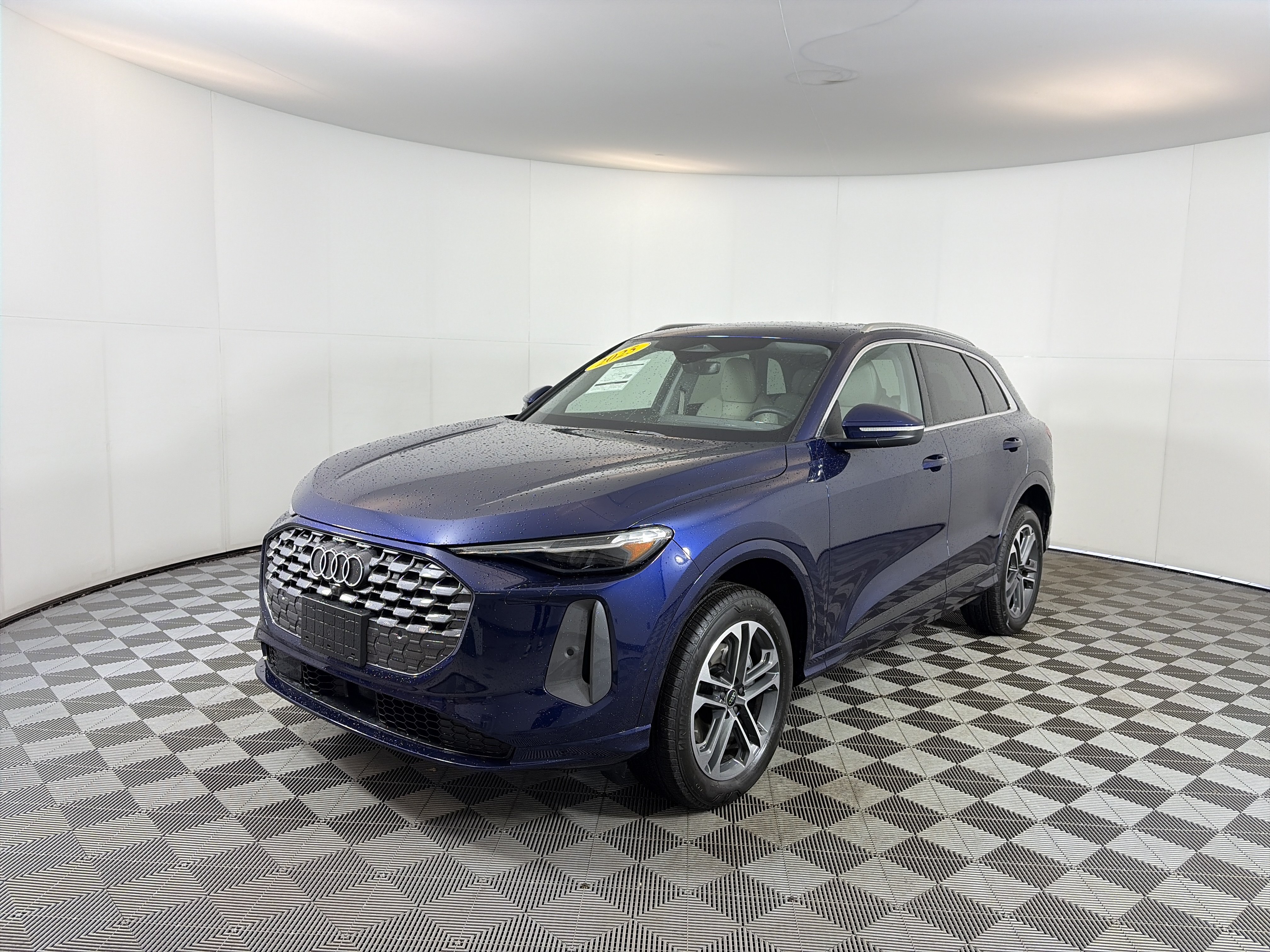 Used 2025 Audi Q5 Premium Plus w/ Premium Plus AWD/4WD image 2