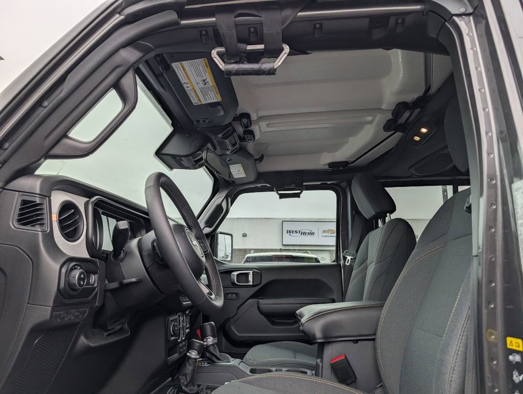 Used 2025 Jeep Gladiator Sport AWD/4WD image 9