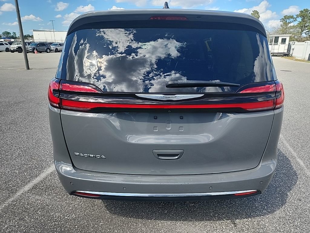 Used 2023 Chrysler Pacifica Touring-L image 7