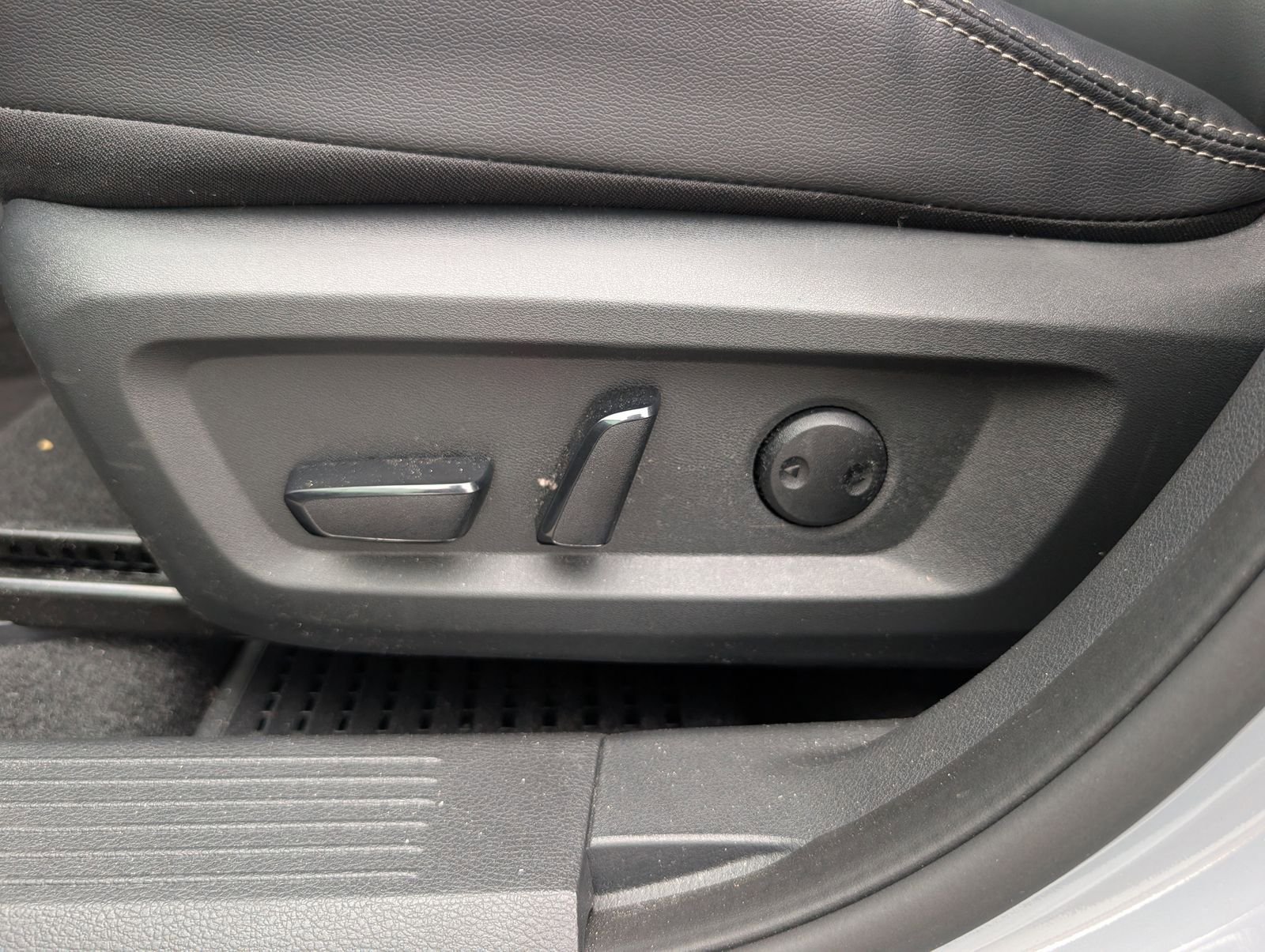 Used 2023 Nissan Rogue SL FWD image 16