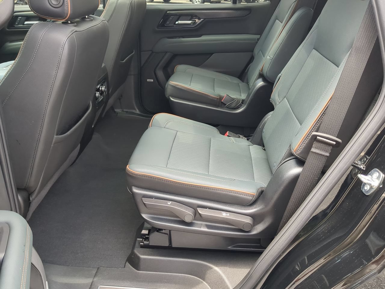 Used 2025 GMC Yukon AT4 w/ AT4 Premium Package AWD/4WD image 26