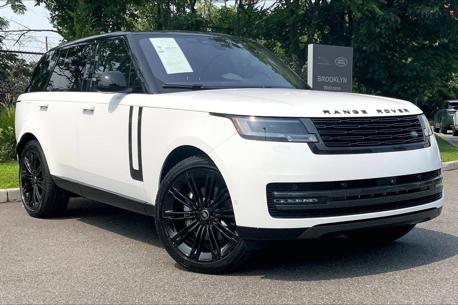 Used 2023 Land Rover Range Rover SE AWD/4WD image 2