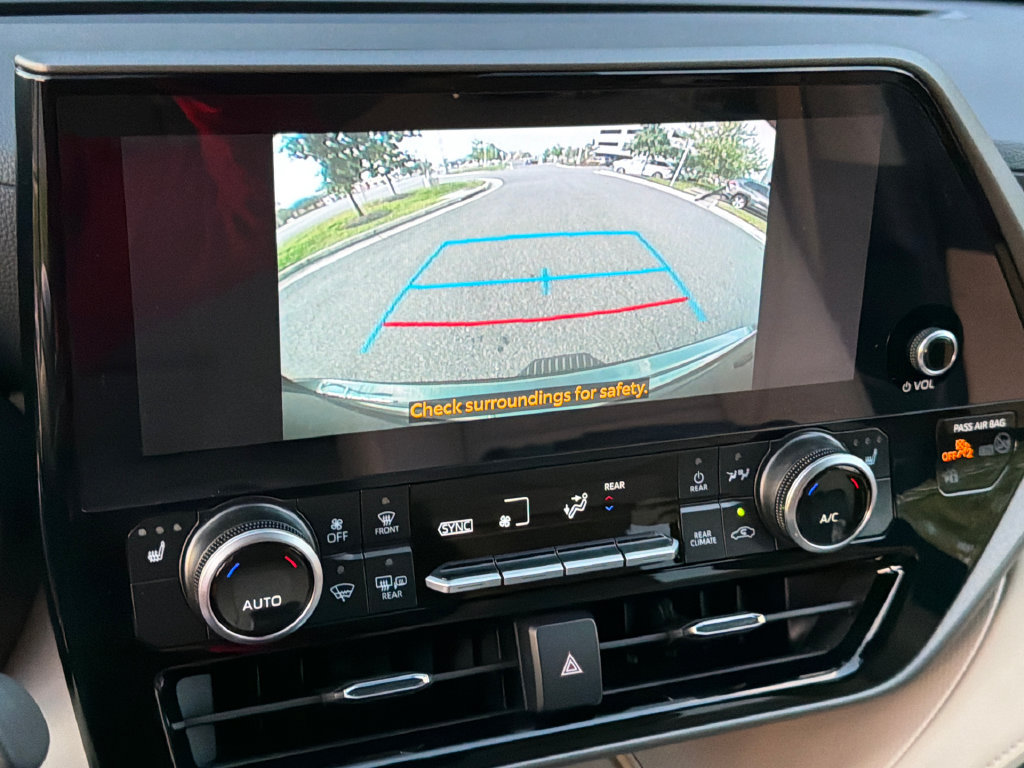 Used 2025 Toyota Highlander XLE AWD/4WD image 34