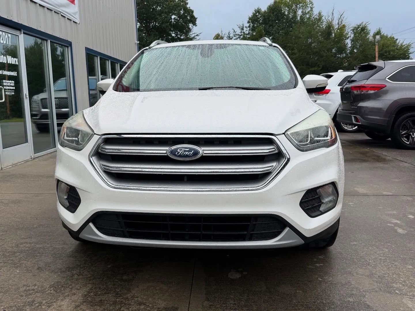 Used 2017 Ford Escape Titanium image 2