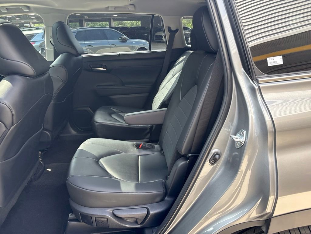 Used 2025 Toyota Highlander XLE FWD image 14