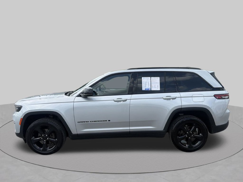 Used 2023 Jeep Grand Cherokee Altitude AWD/4WD image 4