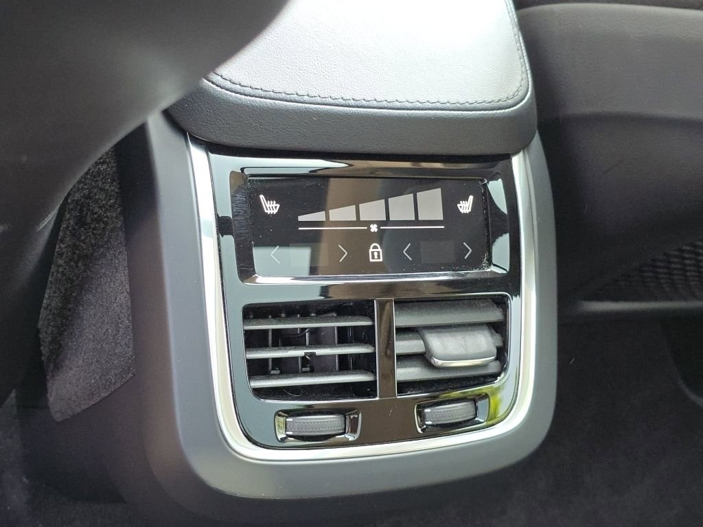 Used 2023 Volvo XC90 B5 Plus image 12