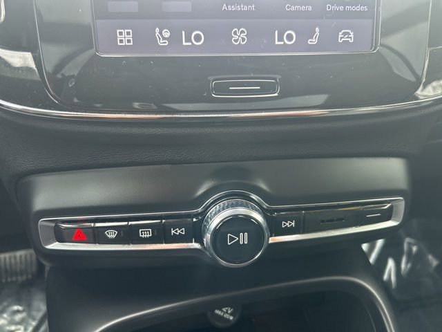 Certified 2025 Volvo XC40 B5 Plus image 25