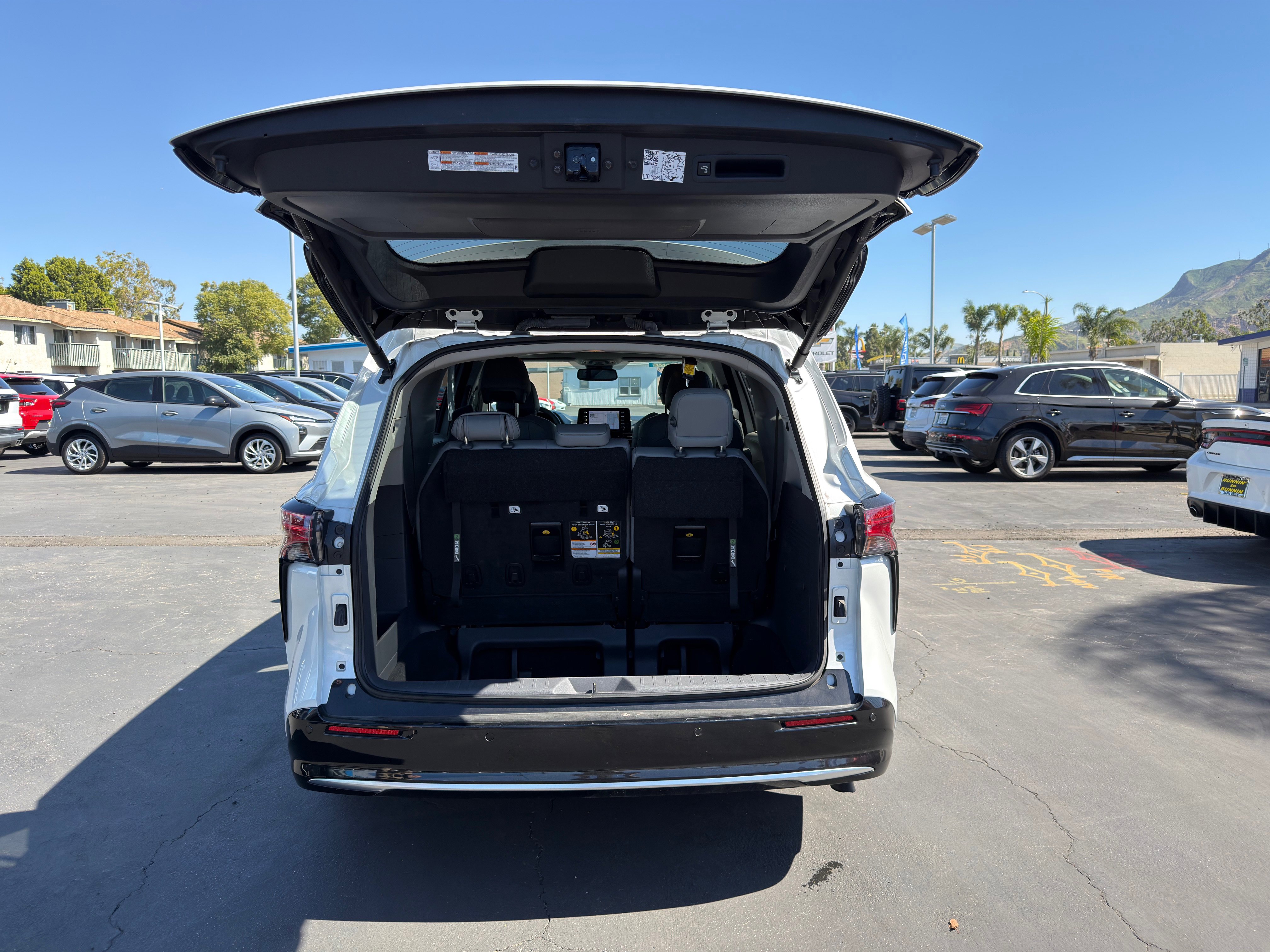 Used 2023 Toyota Sienna Limited image 16