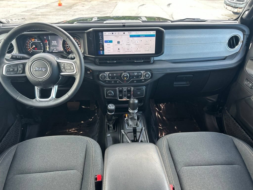 Used 2025 Jeep Wrangler Unlimited Sahara AWD/4WD image 32