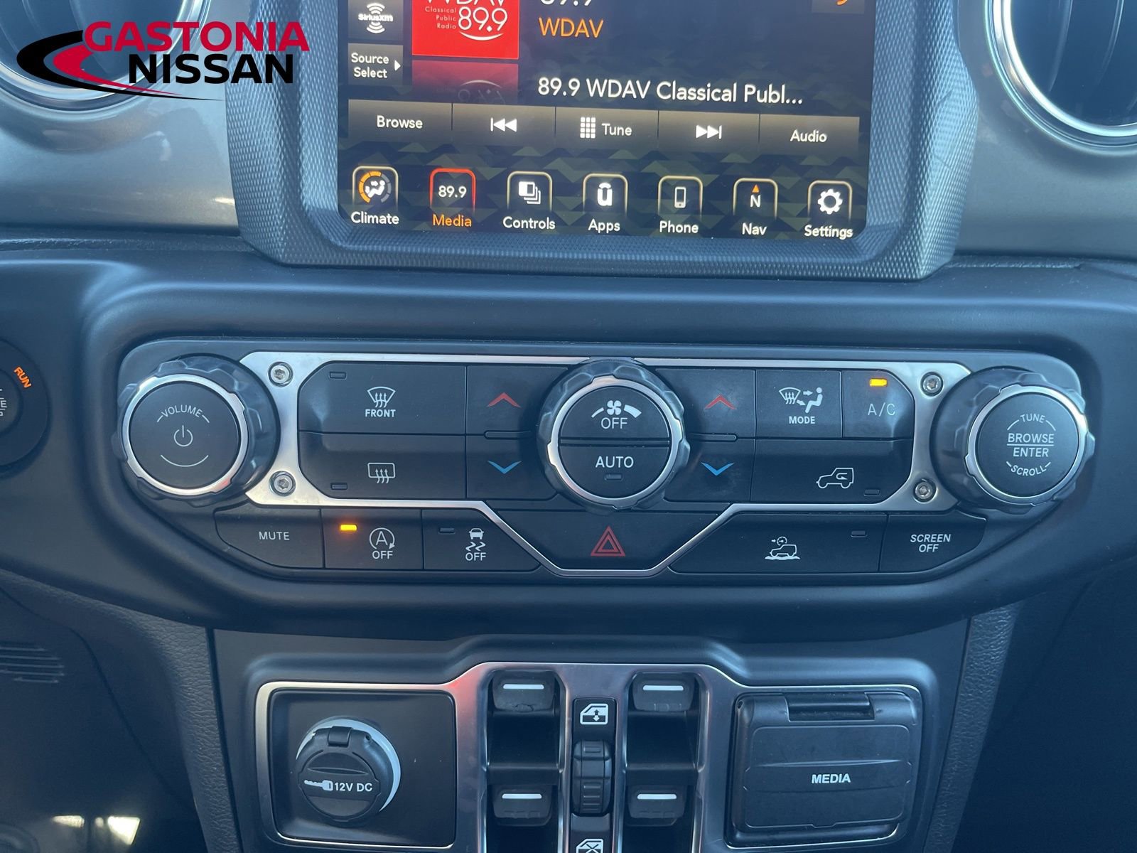 Used 2023 Jeep Wrangler Sahara image 39