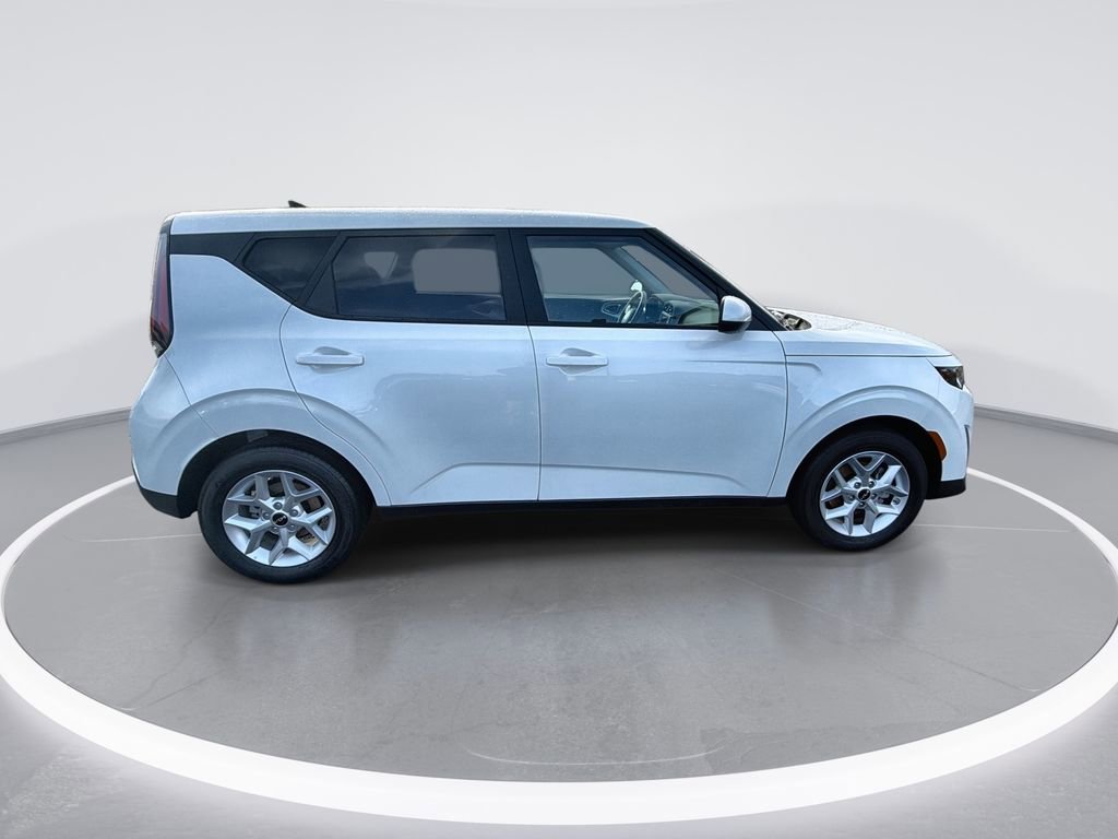 Used 2025 Kia Soul LX w/ LX Technology Package FWD image 9