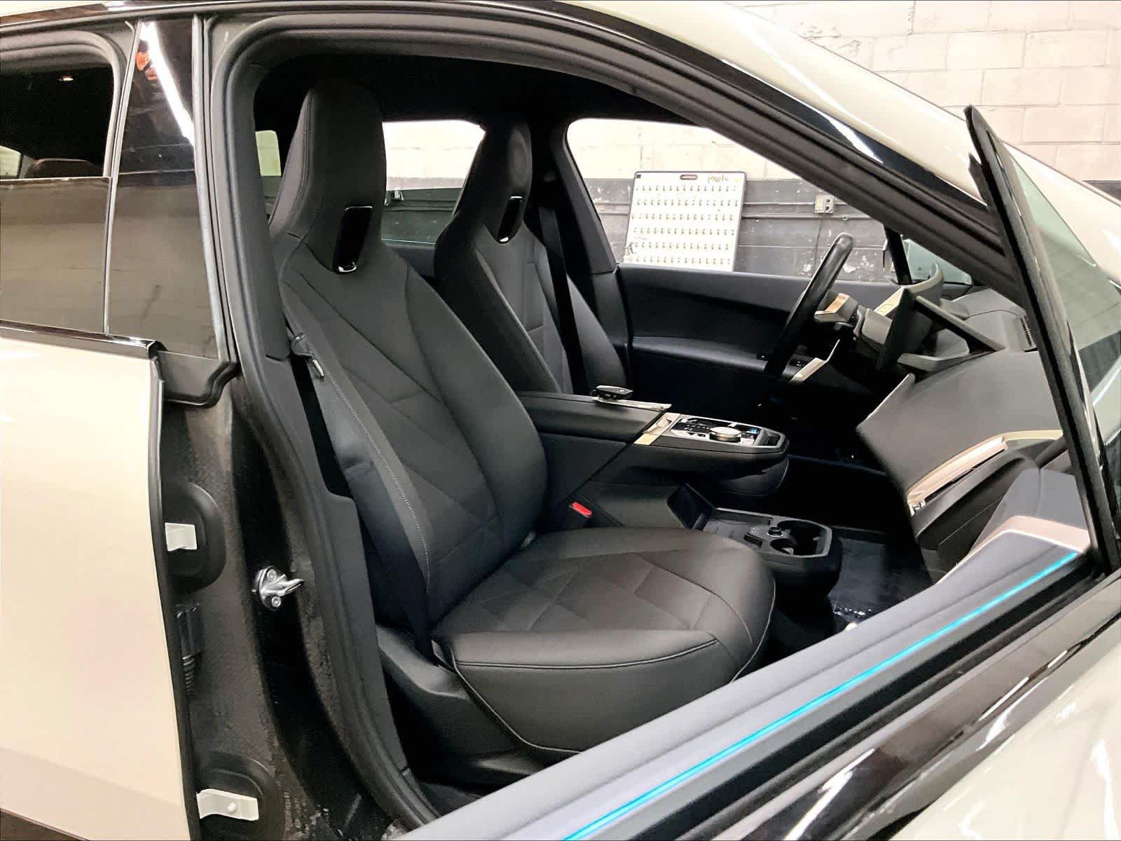Used 2024 BMW iX xDrive50 w/ Sport Package AWD/4WD image 10