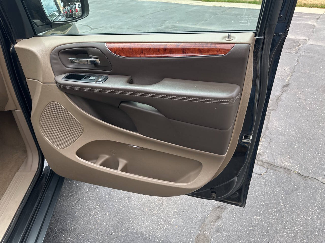 Used 2015 Chrysler Town & Country Touring-L w/ Driver Convenience Group FWD image 11