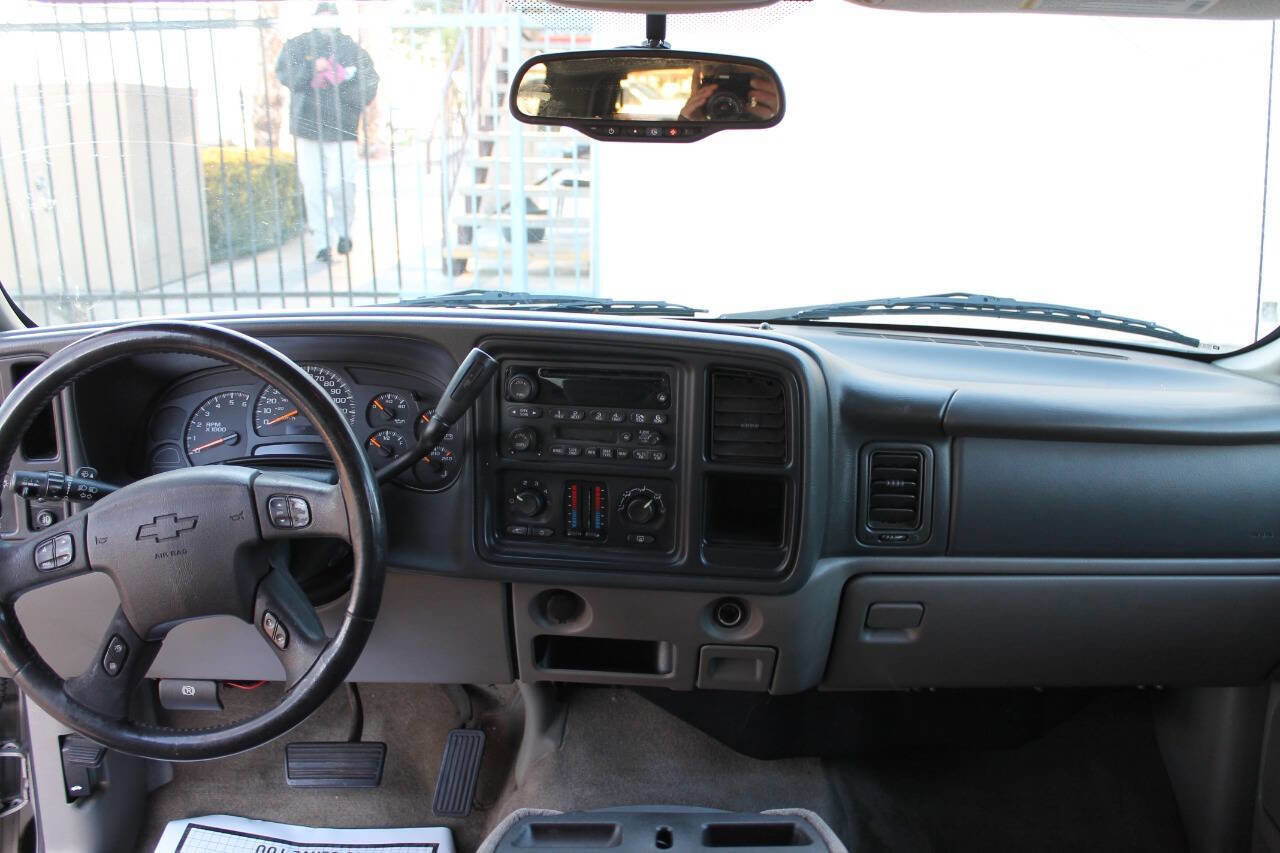 Used 2005 Chevrolet Suburban LS image 38