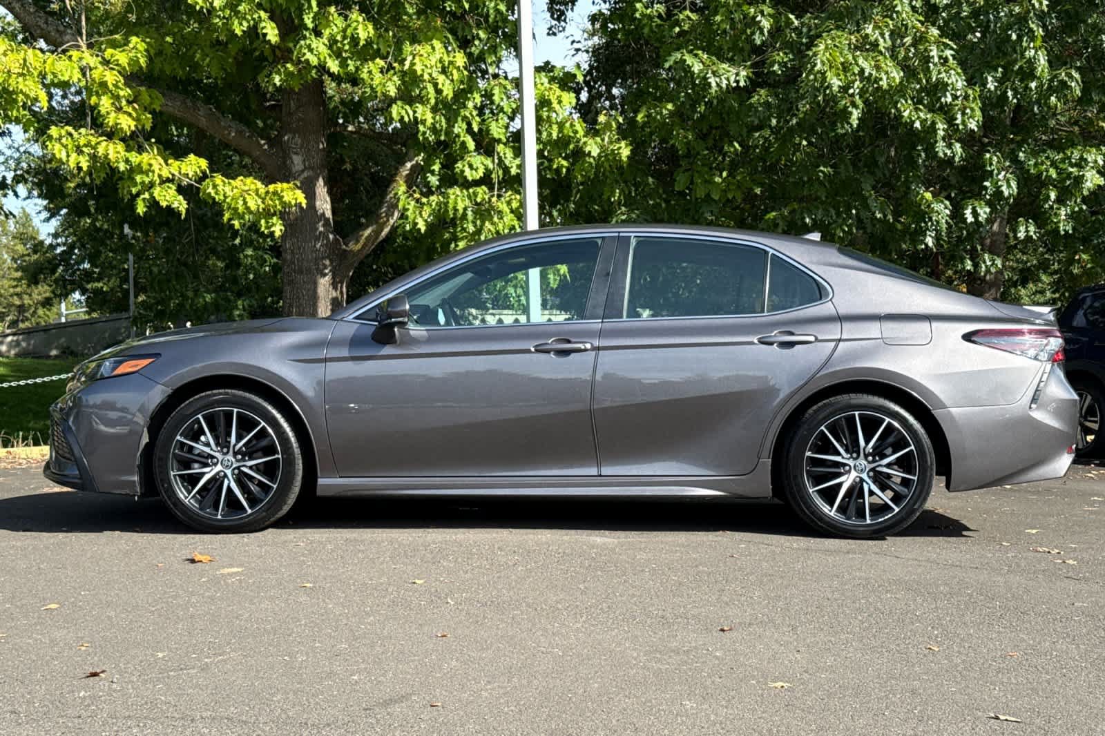 Used 2023 Toyota Camry SE FWD image 5