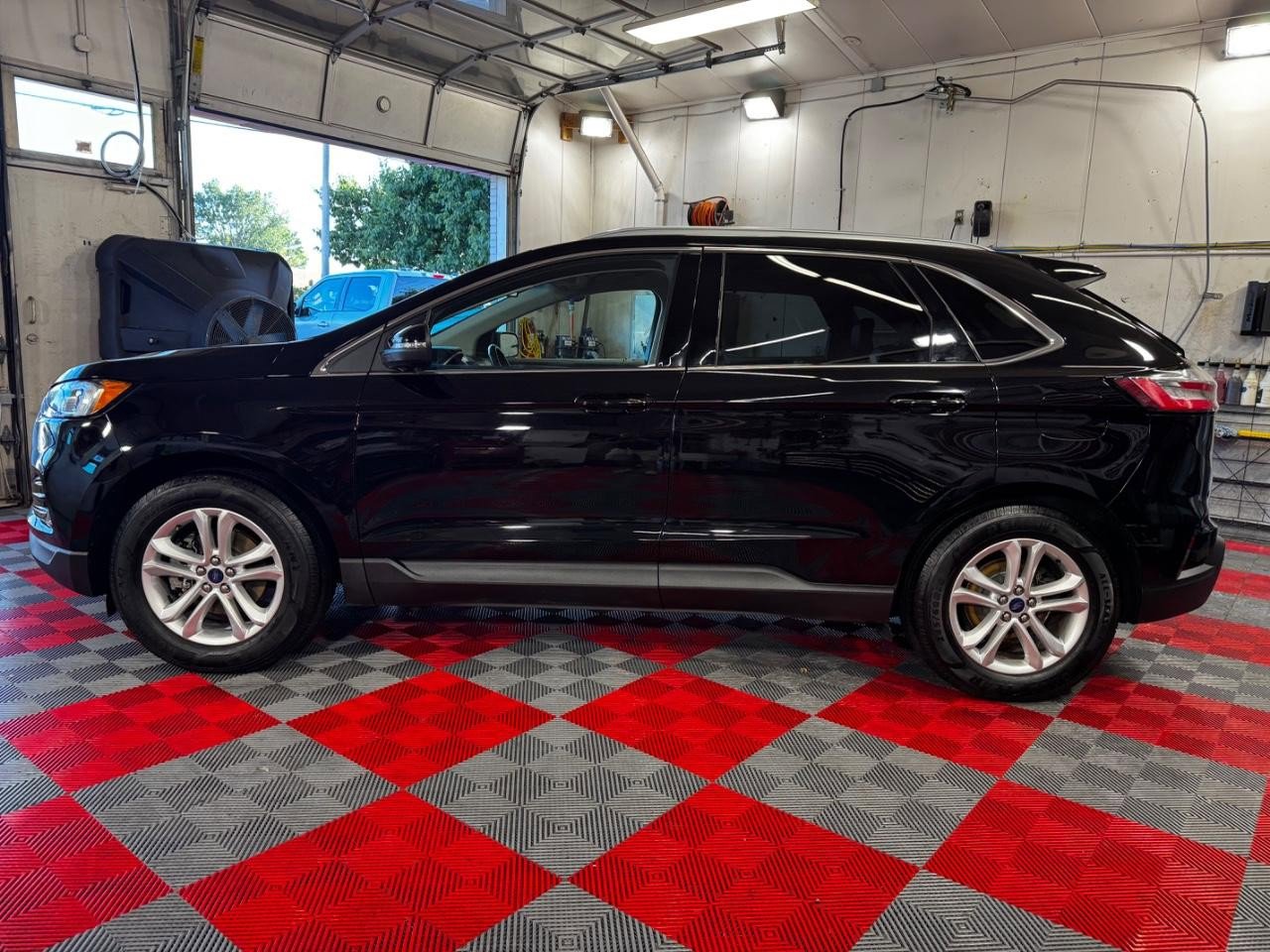 Used 2020 Ford Edge SEL image 4