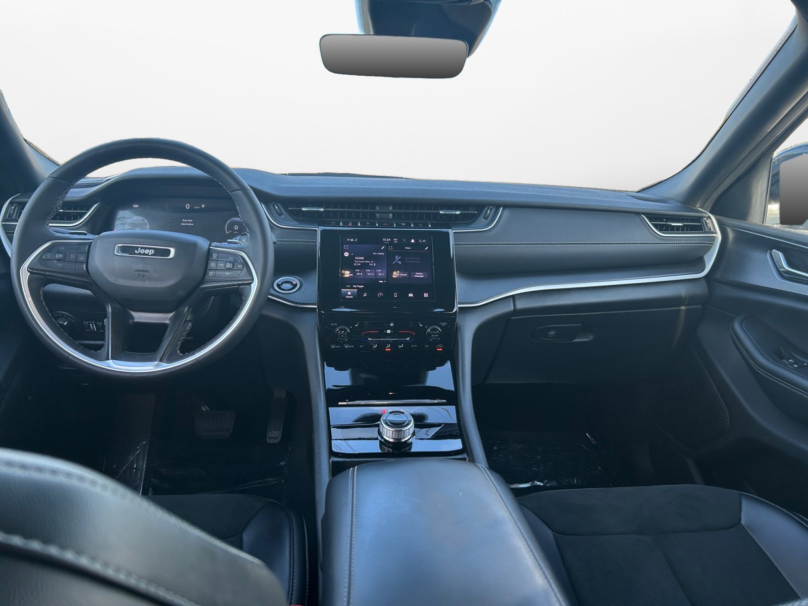 Used 2025 Jeep Grand Cherokee Altitude AWD/4WD image 11