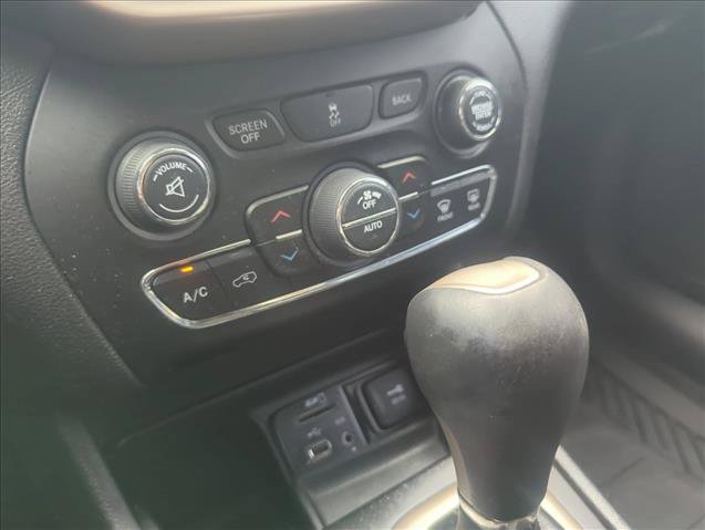 Used 2017 Jeep Cherokee Limited FWD image 11