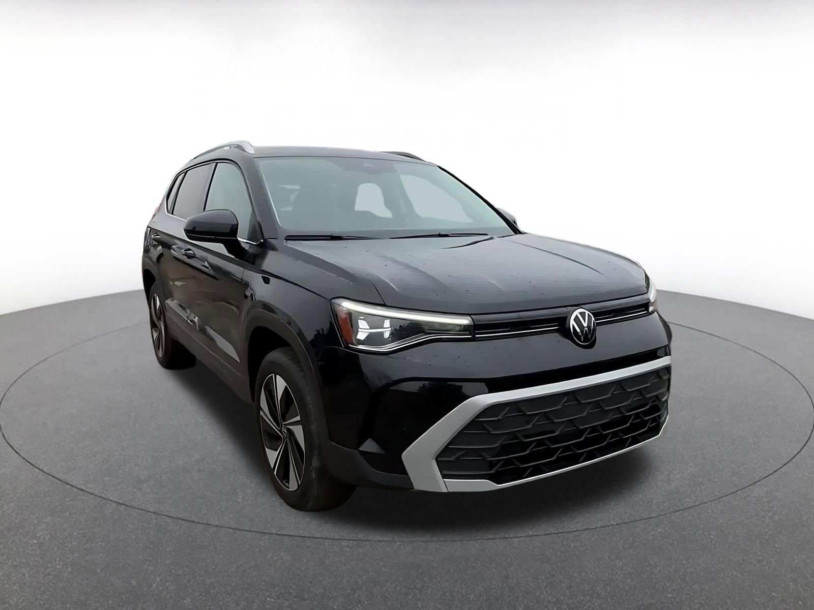 Used 2025 Volkswagen Taos SE AWD/4WD image 3