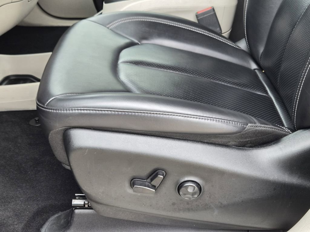 Used 2023 Chrysler Pacifica Touring-L FWD image 26