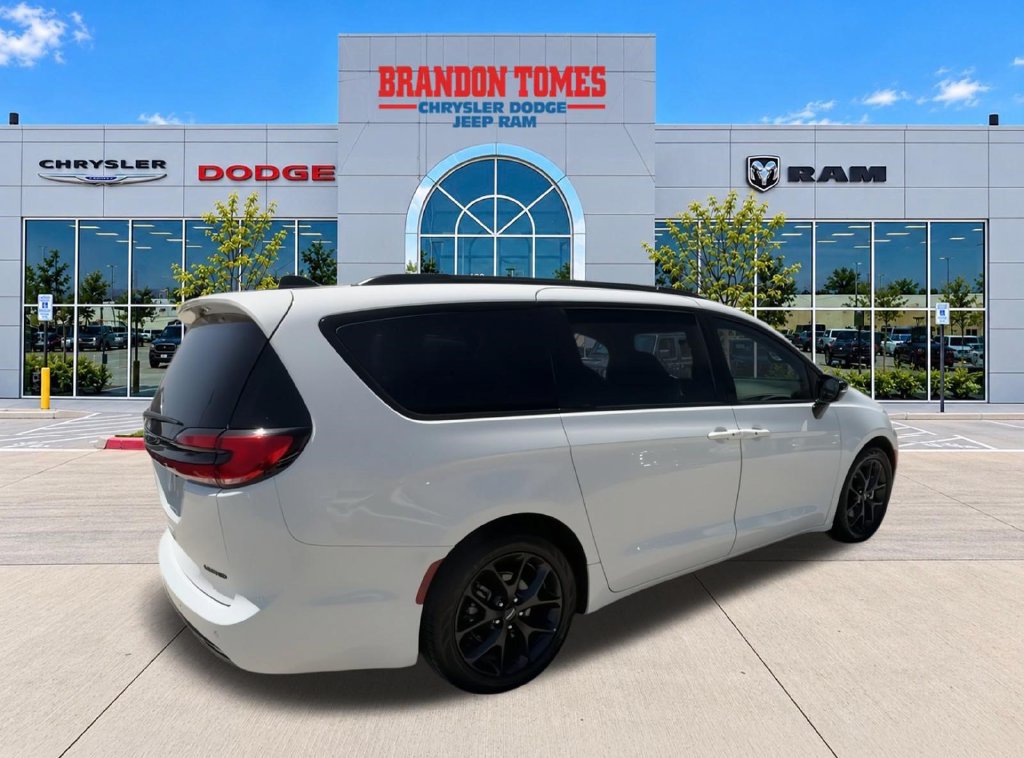 Used 2025 Chrysler Pacifica Limited FWD image 8