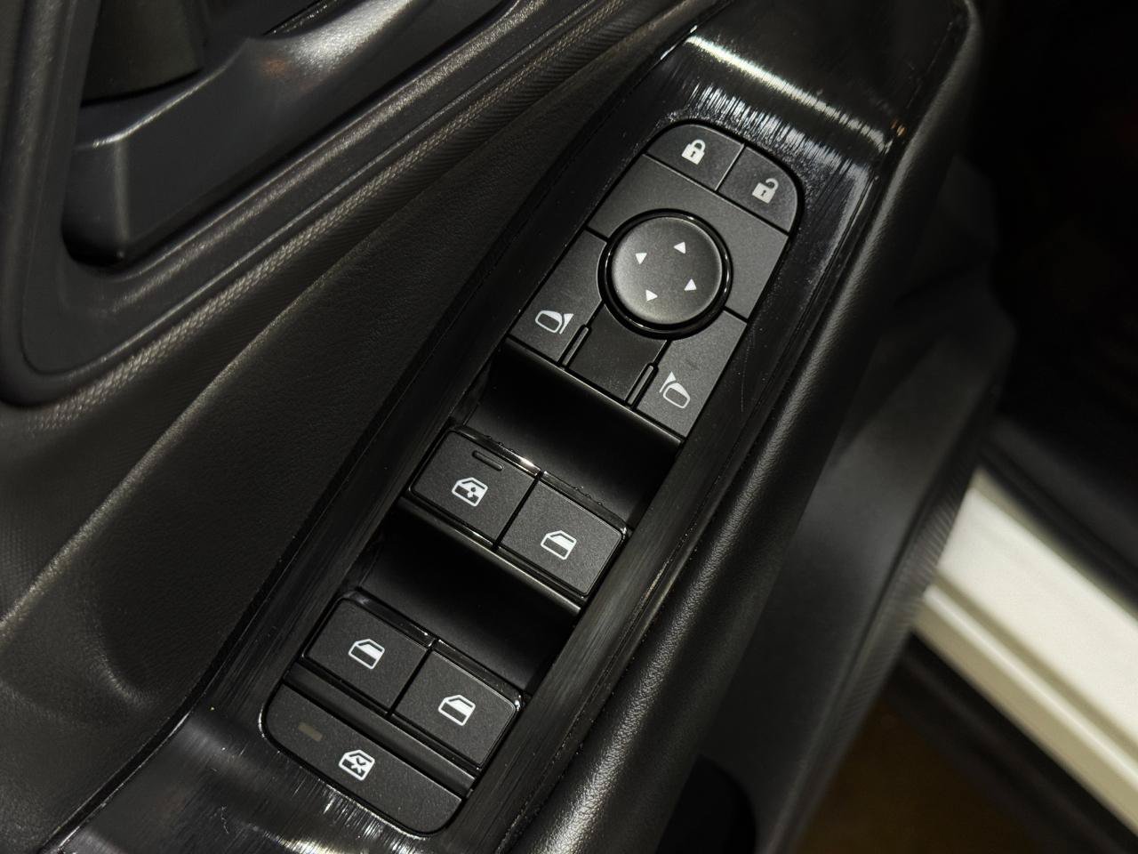 Used 2025 Nissan Rogue S AWD/4WD image 26