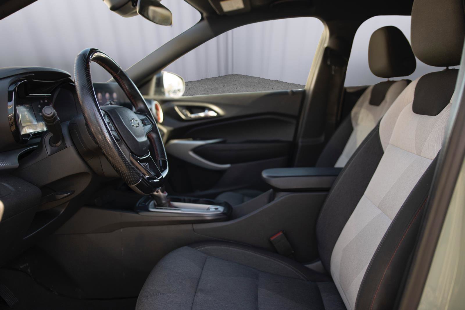 Used 2024 Chevrolet Trax RS image 2