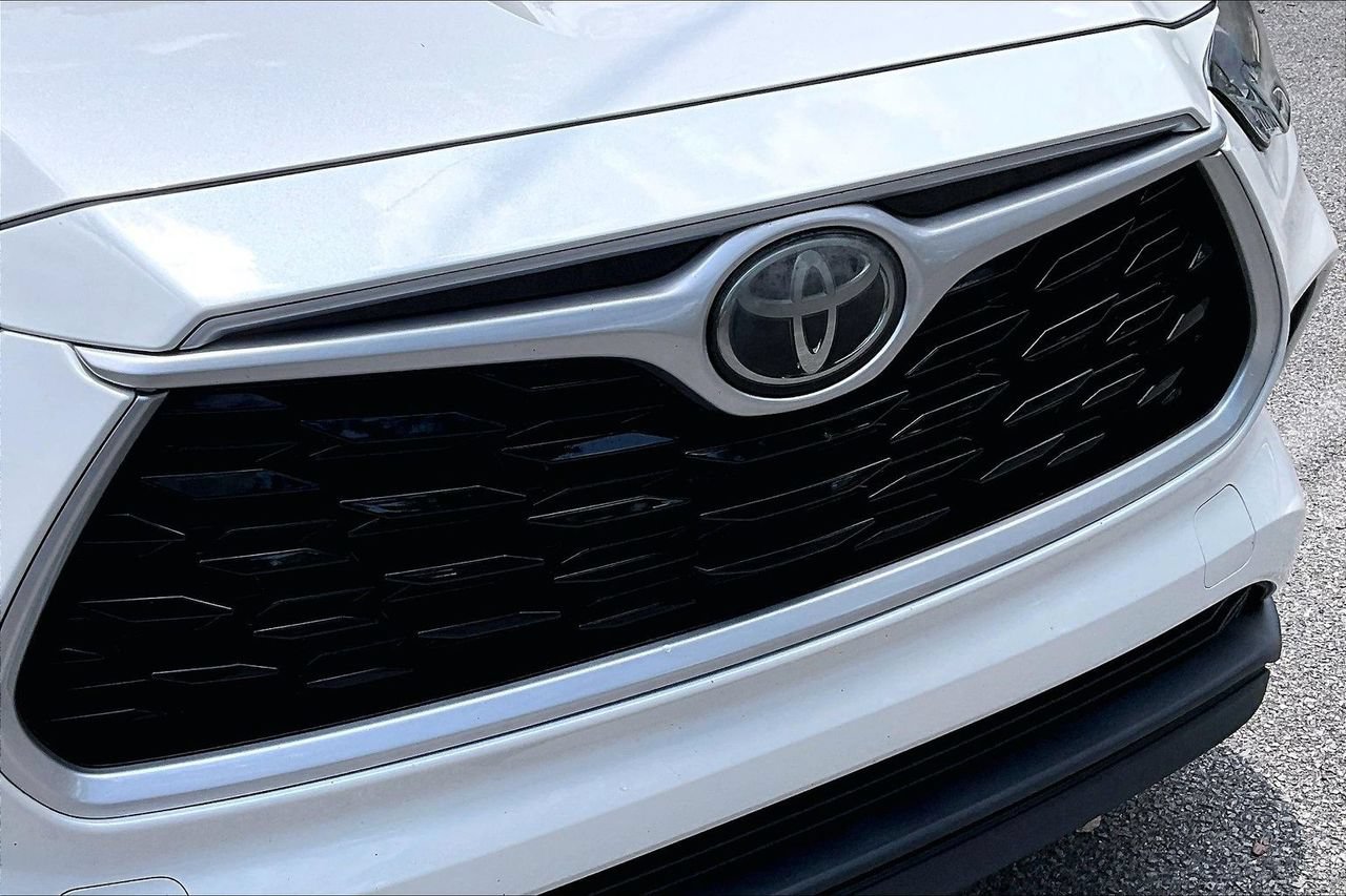 Used 2020 Toyota Highlander XLE FWD image 34