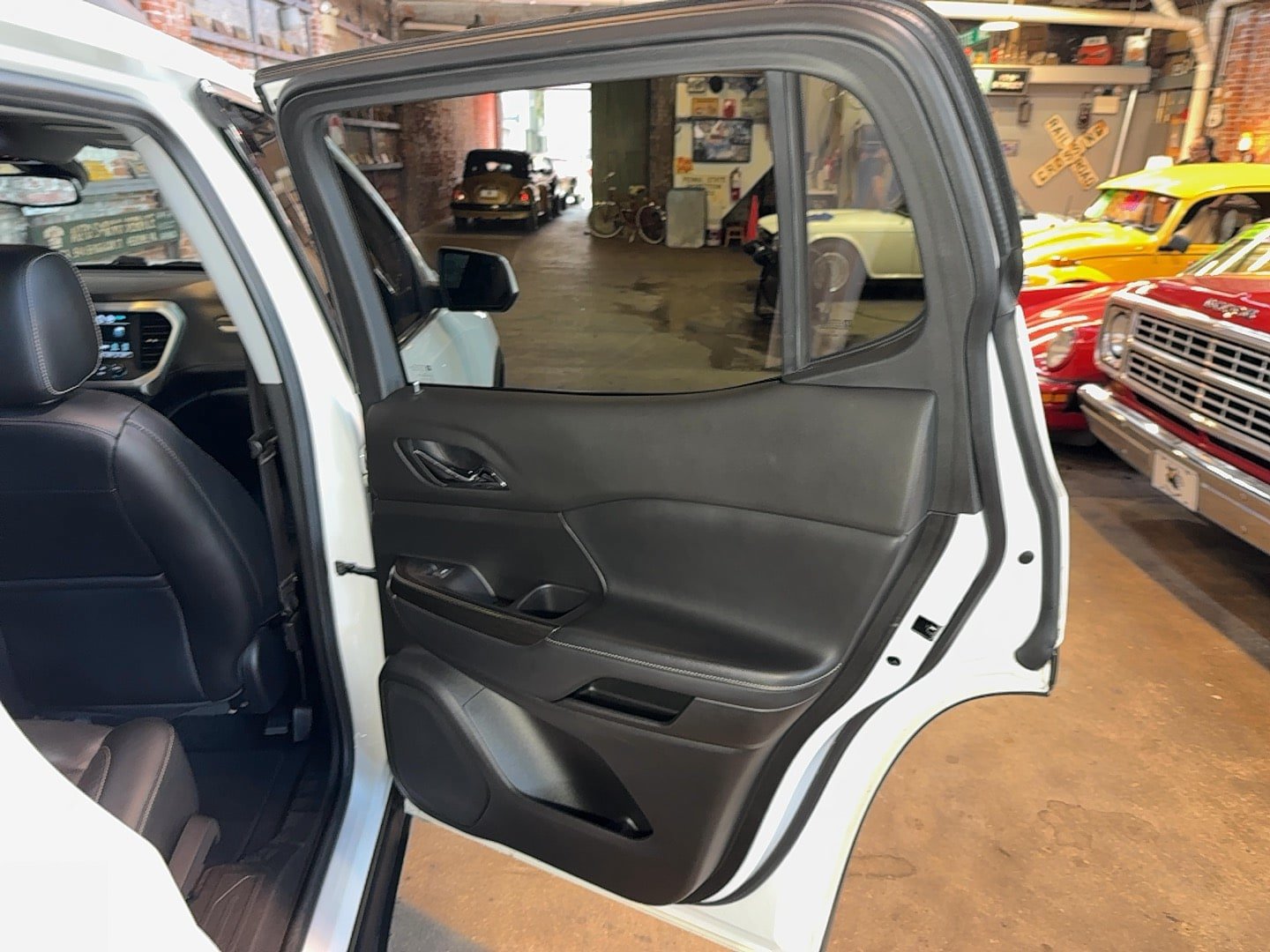 Used 2019 GMC Acadia SLT w/ LPO, Black Accent Package AWD/4WD image 90