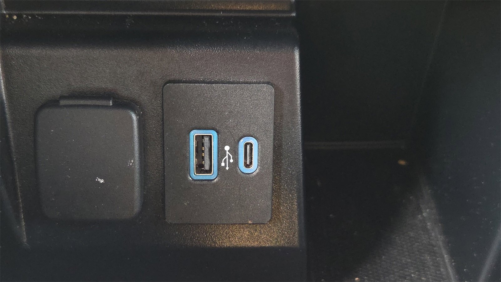 Used 2020 Ford Explorer XLT w/ Equipment Group 202A image 30