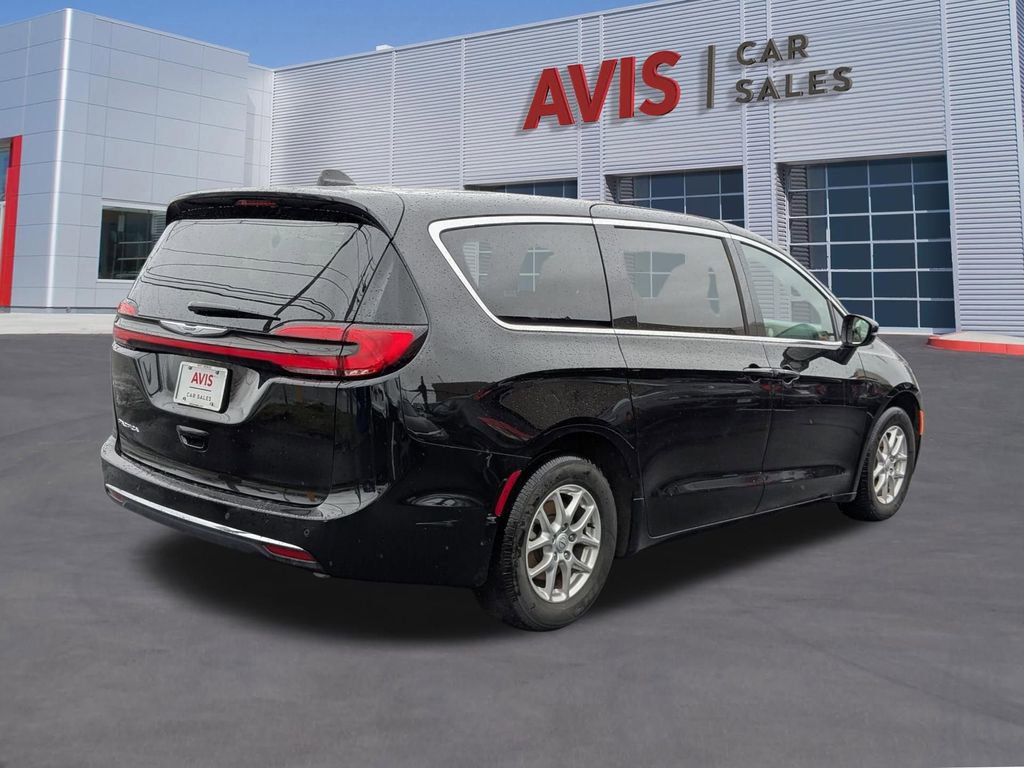 Used 2025 Chrysler Pacifica Select image 6