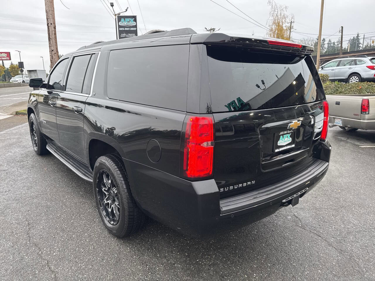 Used 2018 Chevrolet Suburban LT image 3