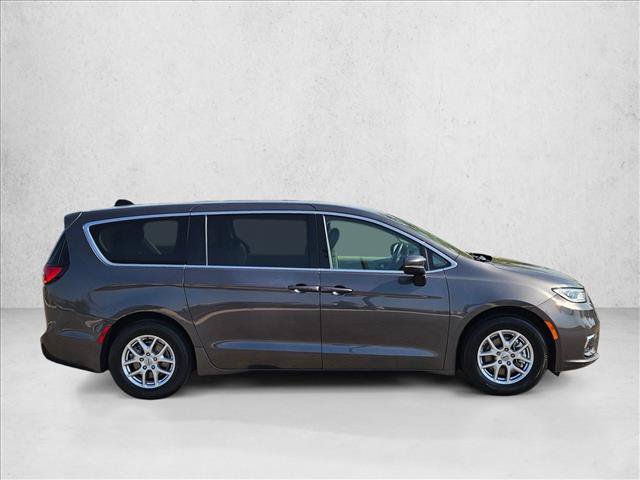 Used 2023 Chrysler Pacifica Touring-L FWD image 4