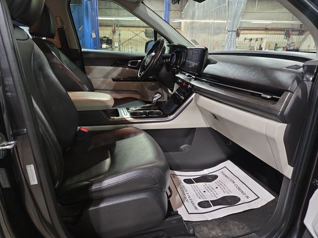 Used 2022 Kia Carnival EX image 37